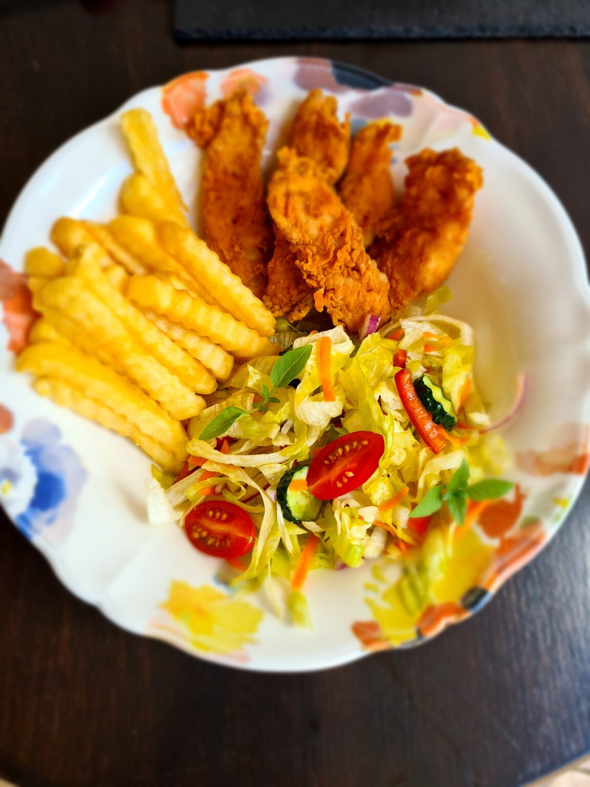 Salata crispy strips  cu cartofi prajiti