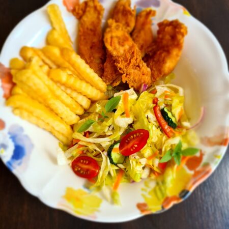 Salata crispy strips  cu cartofi prajiti