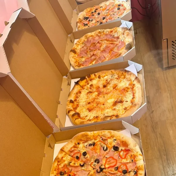 Imagine cu mai multe cutii de pizza din restaurantul Aurora Pizza