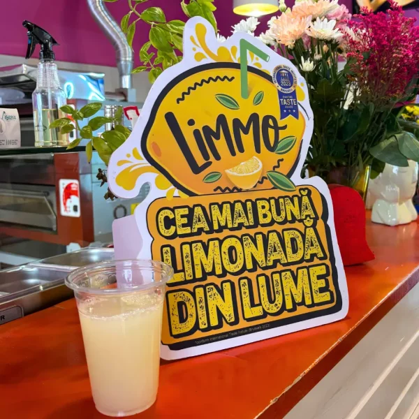 Panou cu limonadă și un pahar cu limonadă
