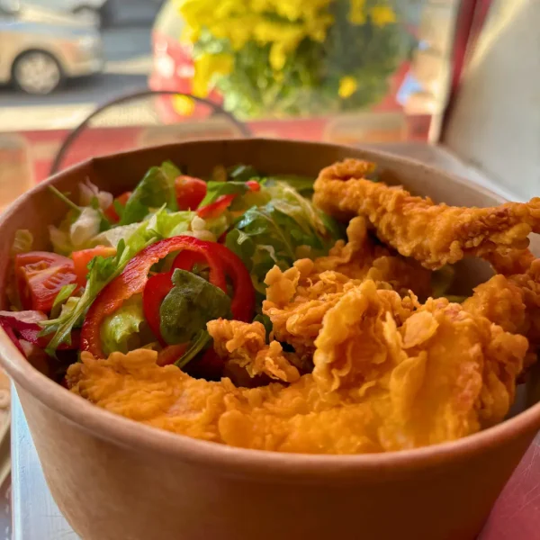 Un bol delicios cu mâncare